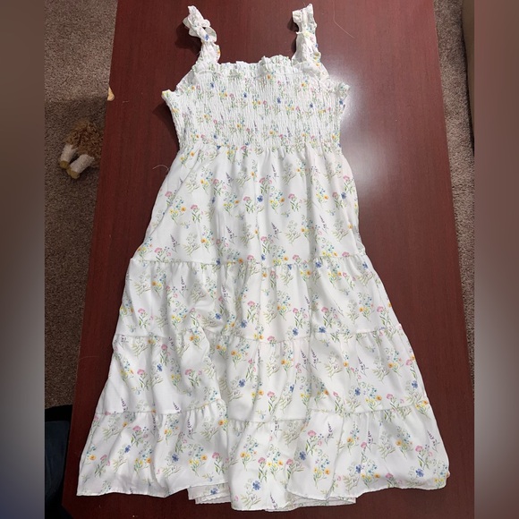 Elegant Floral White Midi Dress - Picture 4 of 4